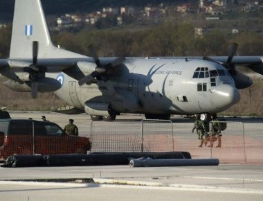 Ρίψη αλεξιπτωτιστών των Ειδικών Δυνάμεων στο αεροδρόμιο των Ιωαννίνων (φωτό, βίντεο)